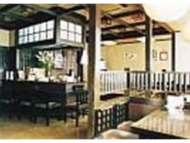 店内はカウンター、座敷、テーブル席の構成_安澄秋田店