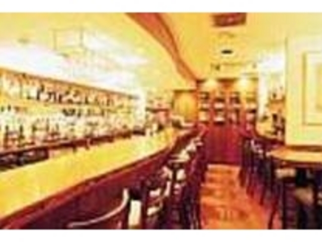ゆったりとした高いカウンター席でのんびり_The Bar 1996