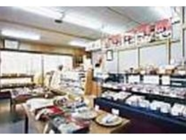 店内には商品がズラリと並び甘い香りが漂う。_ゆかり堂製菓駅通り店