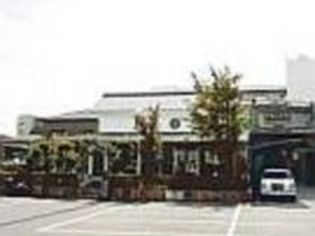 住宅街の中に佇むお店は趣のある洋館_コーヒー&アンティーク 開成館