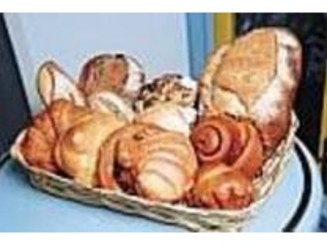 青山で焼き上げられ、店に運ばれるパン_Papas PANYA 広尾店