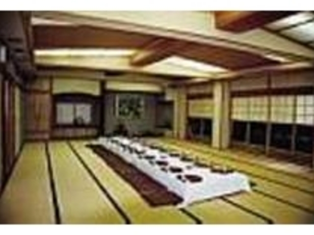 70名収容の中宴会場。落ち着いた雰囲気だ_大山楼