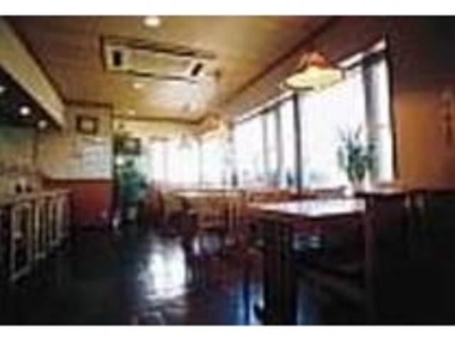 大きな窓から陽光が射し込む店内_味久