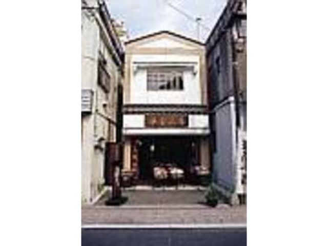 店先には香ばしい醤油の香りが漂っている_櫻屋本店