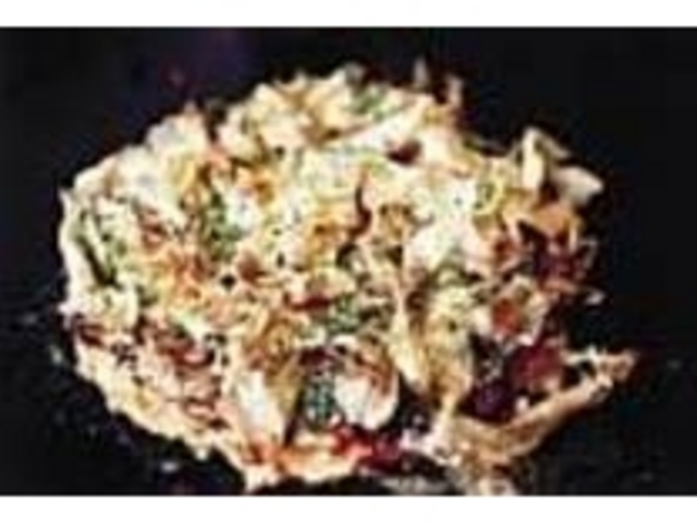 アツアツのお好み焼きの上でカツオ節が踊る_ありんこ
