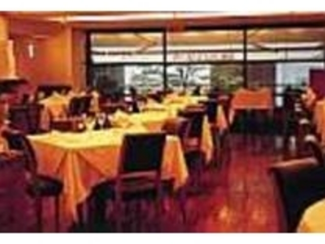 大きなガラスを配し開放的な雰囲気の店内_イタリア料理 トラットリア メッツァニィノ