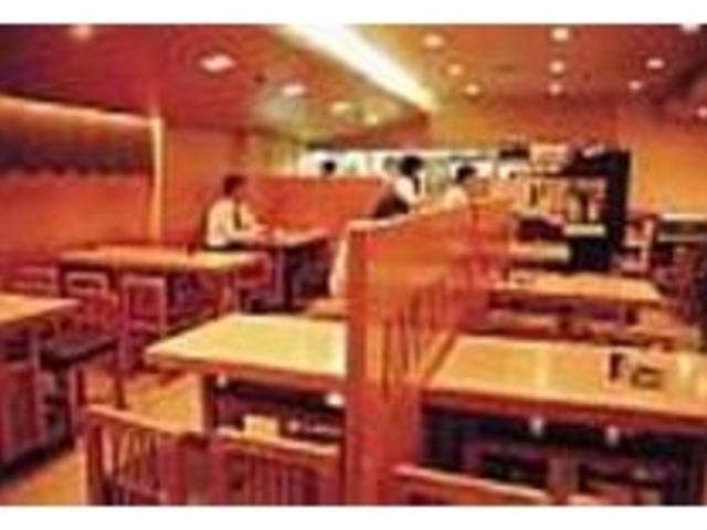 昼どきにはビジネスマンで振わう店内_生そば 大手町 吉田
