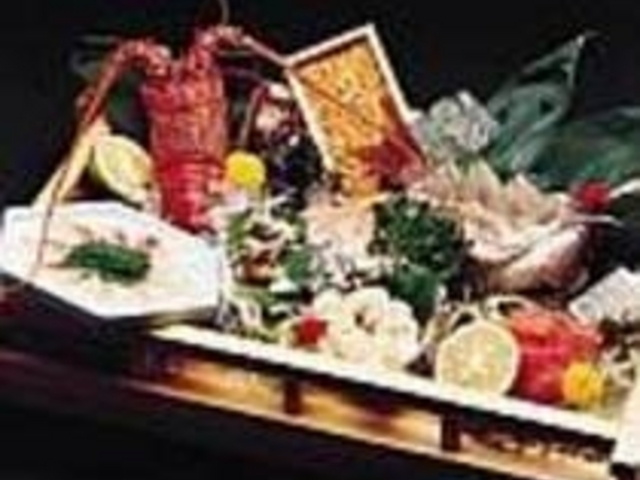 生簀からの新鮮な魚をさばいてくれる_漁亭
