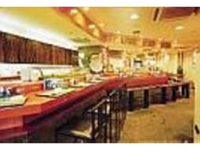 カウンターやテーブル席のある落着いた店内_SUSHI BAR KISU RING