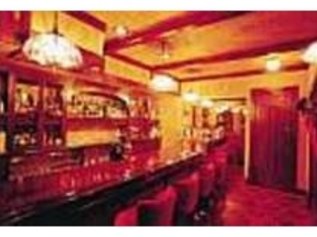このムードを求めてリピーターも多い_西洋酒場 Kio