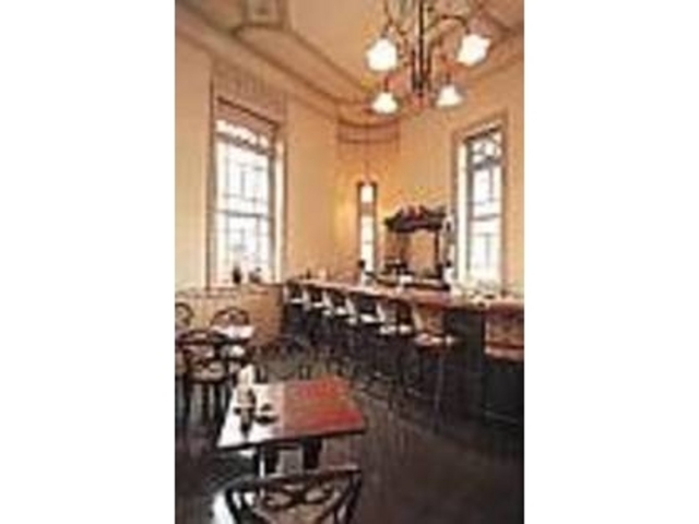 天井が高く、大きな窓から光が差し込む店内_浪漫茶房 CAFE LLOYD