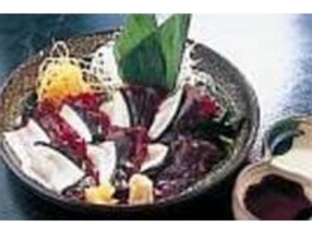 背中部分の白い皮鯨と赤身の『鯨の刺身』_白鯨亭