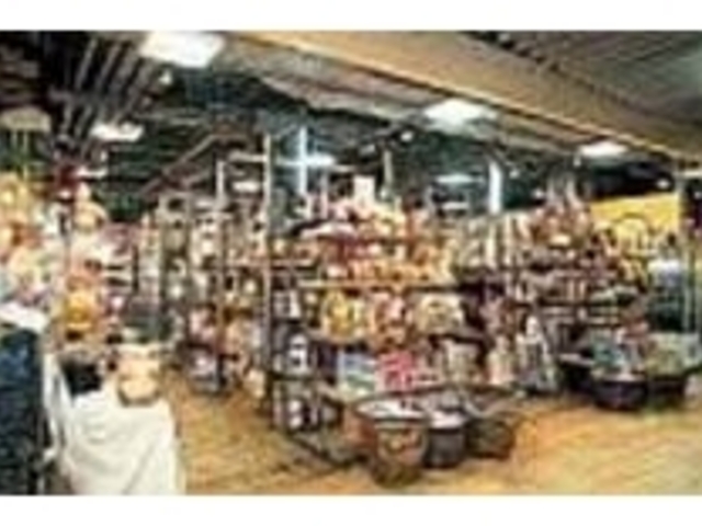 店内の棚には、お菓子などがぎっしり_DeLi