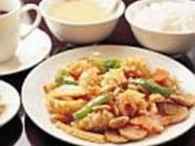 常連に人気のイカとピーナッツ入り辛味炒め_永安楼
