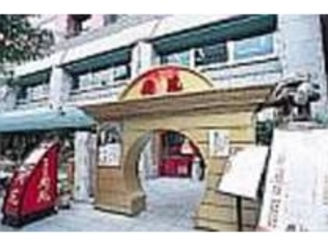 富徳さんが店頭で中華まんじゅうを売る事も_広東名菜 周苑