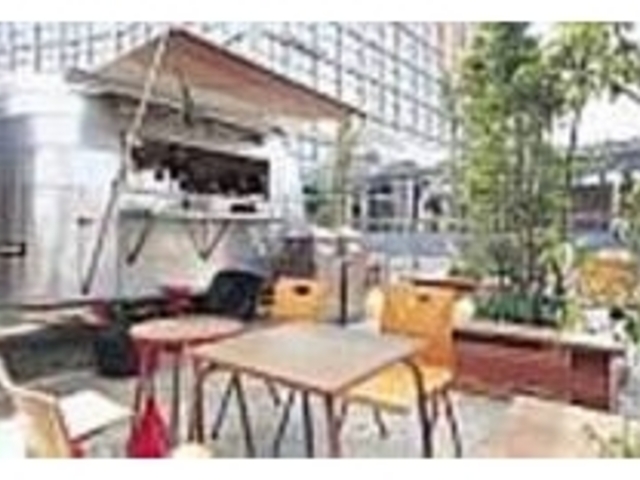 アメリカンな雰囲気のテラスで軽食を_J.S. BURGERS CAFE 新宿店
