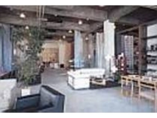 店内の照明が抑えてあり、照明用品に明りが_TIME&STYLE HOME
