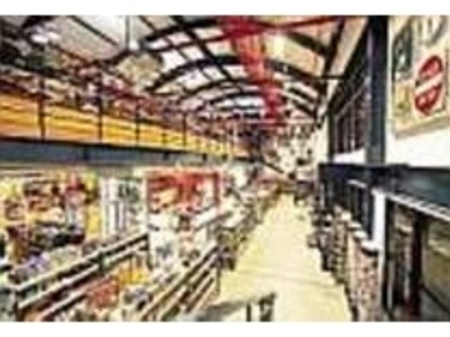巨大な倉庫を思わせるアメリカンな広い店内_アメリカ屋ウェアハウス