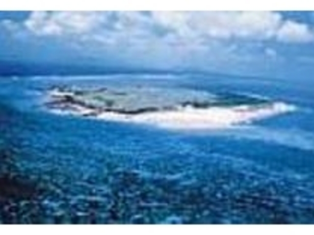 小浜島の北側、サンゴ礁に囲まれた小さな島_嘉弥真島