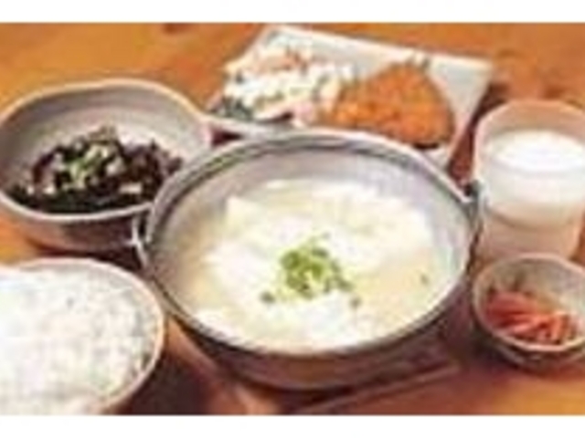 一番人気のゆし豆腐定食。おかずは日替り_豆腐家食堂