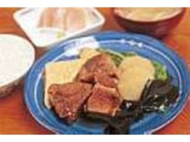 おすすめソーキ煮付定食はボリューム満点_なかや食堂
