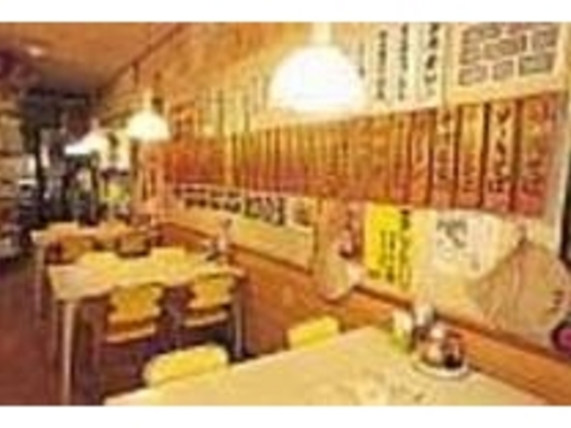 店のおすすめメニューが壁にずらりと並ぶ_家庭料理の店 まんじゅまい