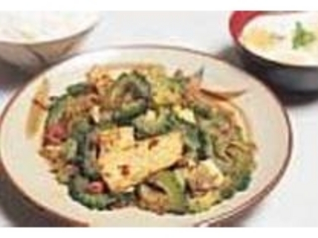 地元のファンも多いゴーヤーチャンプルー_家庭料理の店 まんじゅまい