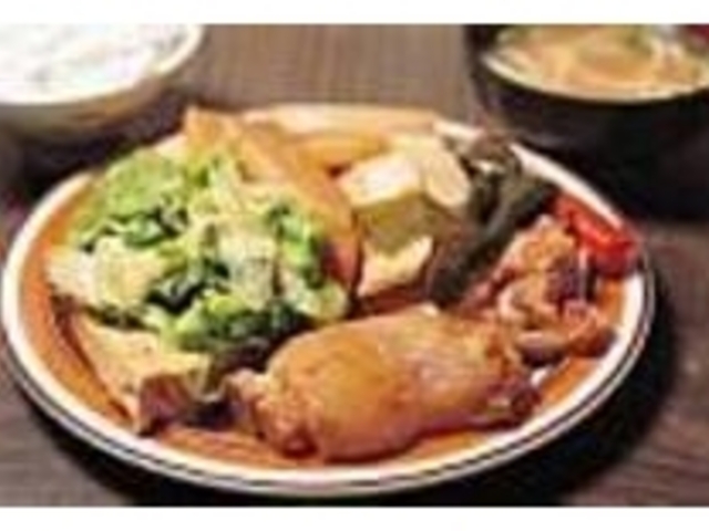 自慢のてびち煮付は具沢山でボリューム満点_糸満食堂