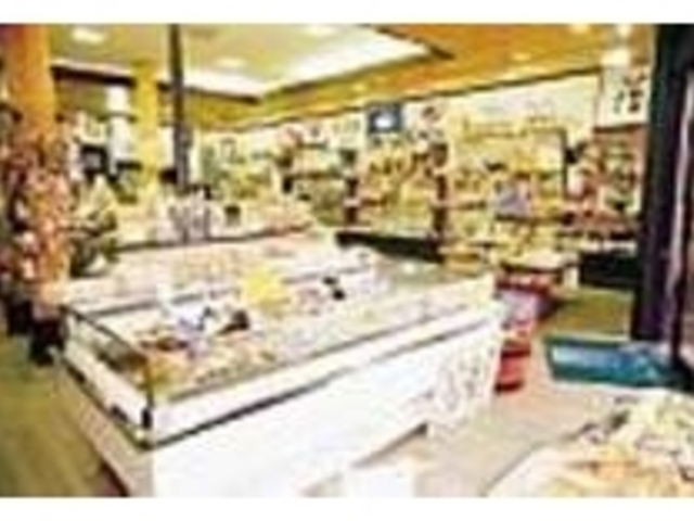 店内には地元の名産品がずらりと並ぶ_楽寿夢庵