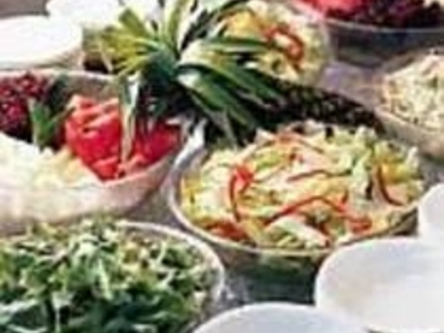 サラダやフレッシュフルーツも食べ放題_レストラン ベラフォレスタ