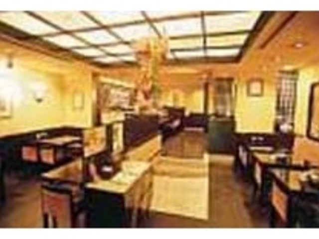 柔和な色調で落ち着きある店内は全54席_中央市場ゑんどう寿司 京橋店