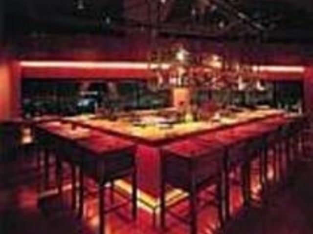 夜景に囲まれたムード満点のバーカウンター_ダイナミックキッチン&バー 燦 OBPツインタワー店