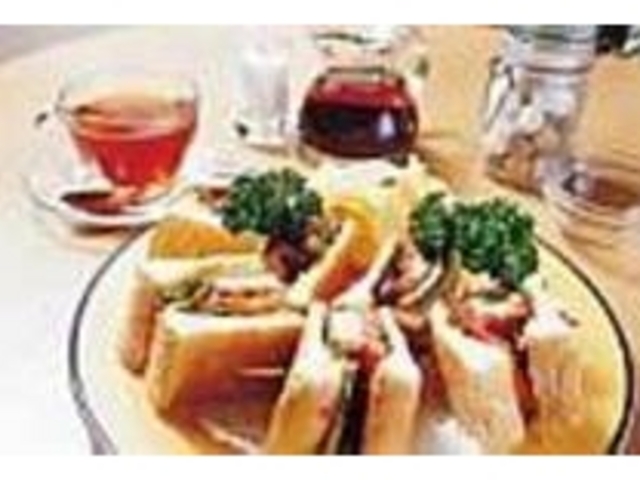 ロースカツの『クラブハウスサンド』_カフェテラス リヨン
