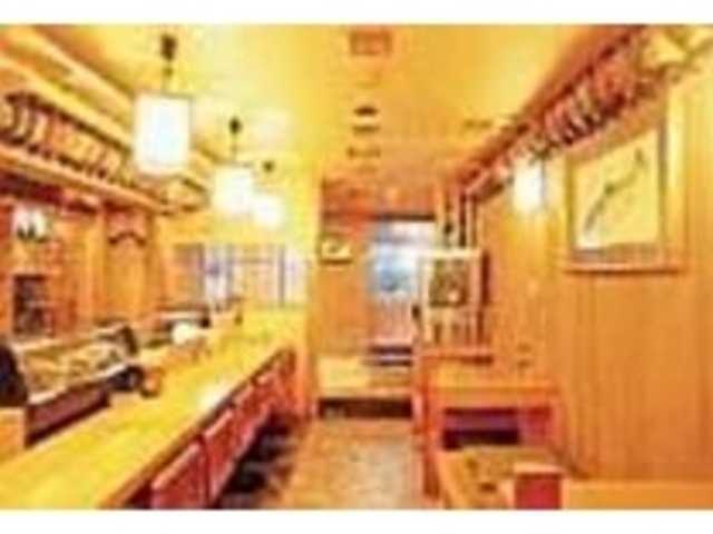 店内には全国観光地の堤灯がズラリと並ぶ_ながおちゃんの店