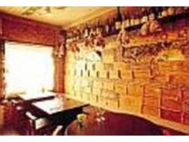こぢんまりとした店内にはコルクが一杯_ワインビストロ ルプラ