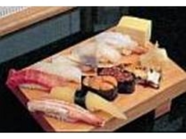 白身等の生ネタに玉子焼が添えられた特上_鮨処 西鶴本店