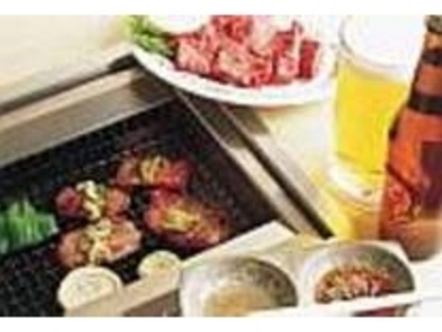 タン塩はネギをのせレモンダレでいただく_焼肉人間 ジャンゴー