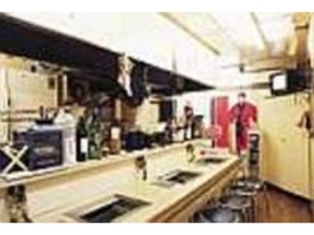 店は10人も入れば一杯になってしまう広さ_焼肉人間 ジャンゴー