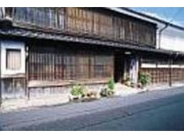 創業約300年、白壁に格子の風格ある建物_袋屋醤油店