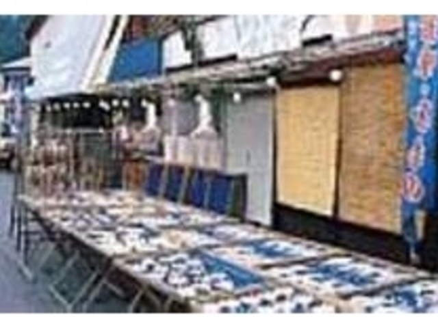 店先では旬の魚介類が天日干しされている_上野観光物産