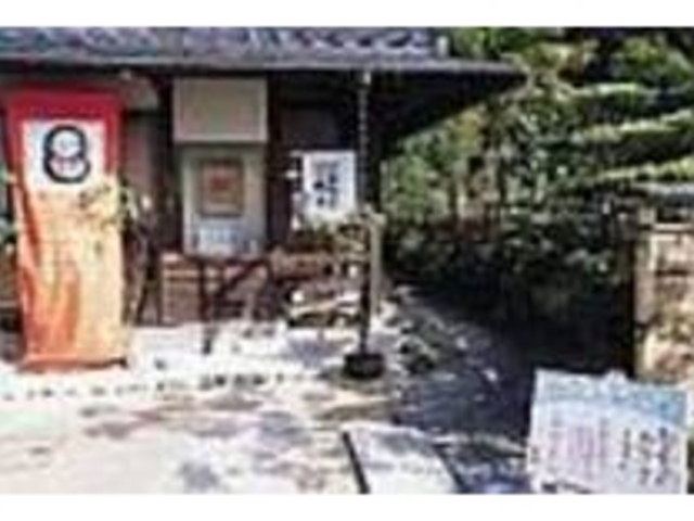 ちいさな入口横に3台分の駐車場がある_ぎゃらりー花椿