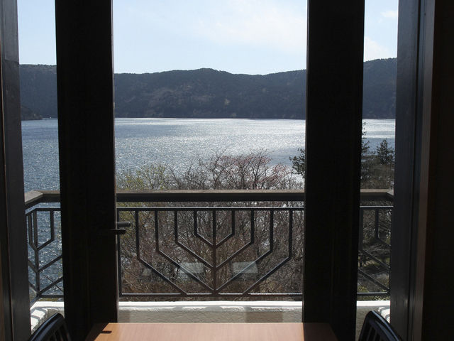 芦ノ湖と箱根の山々を見渡せるお席もございます_山のホテル つつじの茶屋
