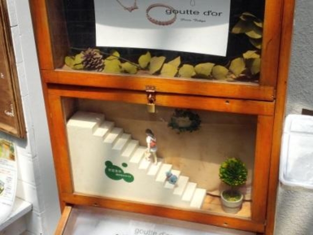 木製の看板がめじるしショップへGO!_森の彫金教室gouttedor