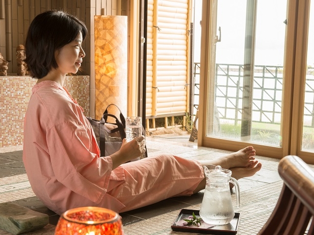 海を眺めながら汗をながせる岩盤浴。 きもちいい〜_夢、美しく舞い踊る静花扇