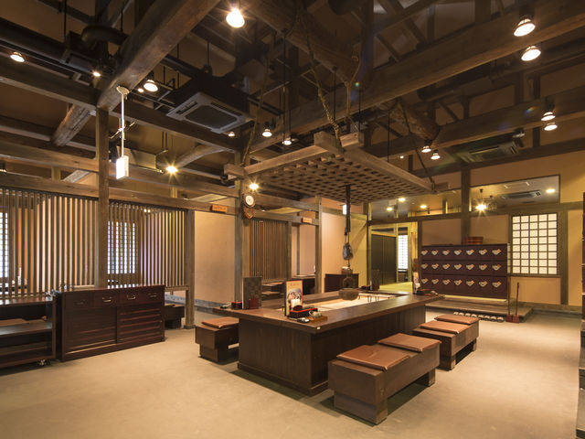 明治〜大正時代の家具や古道具が配された店内_囲炉裏茶寮 八里