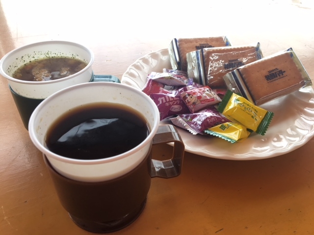 船上にはキャンディ、ビスケット、ホットコーヒーにコンソメスープもご用意しております。_South to South