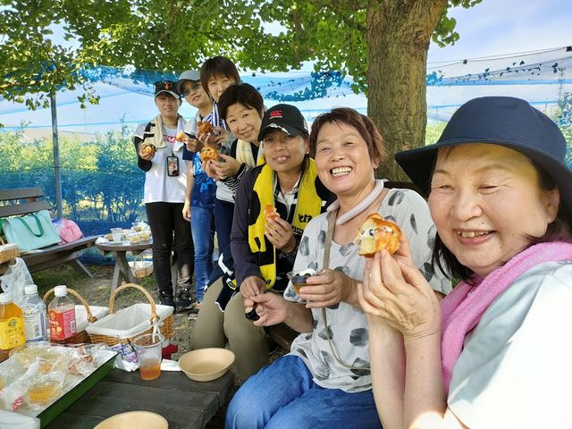 パンとジャム持参でブルーベリートッピンググループ!_西条ブルーベリー農園