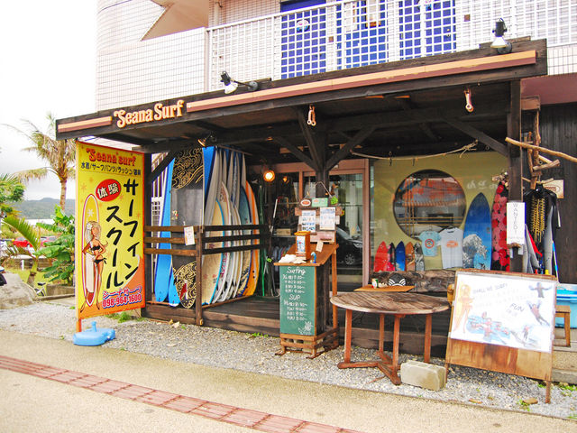 ショップは、58号線沿いのムーンビーチの近く。黄色い看板が目印です。_シーナサーフ