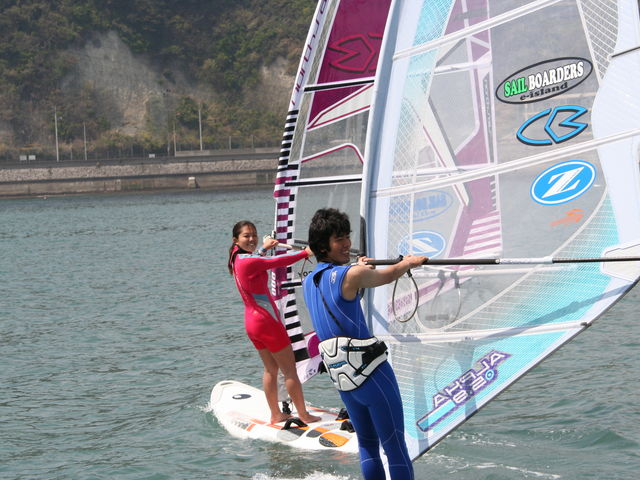 海を自由に走るウインドサーフィン!_逗子ウインドサーフスクール
