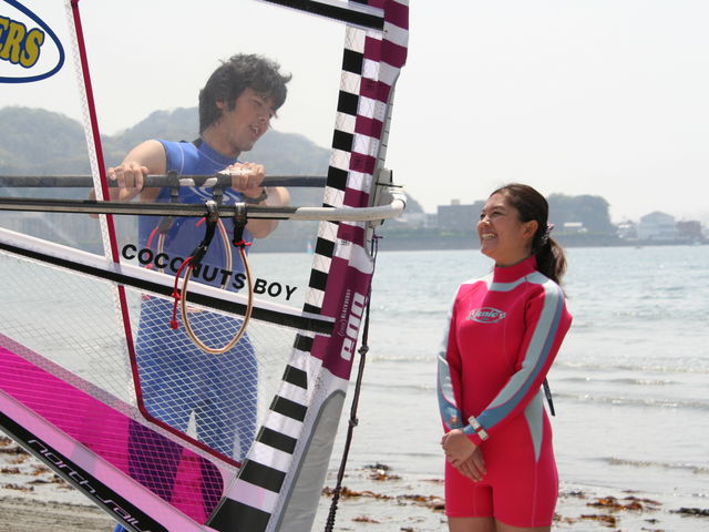 海上レッスンの前にインストラクターが丁寧に説明します。初めての方でも大丈夫。_逗子ウインドサーフスクール